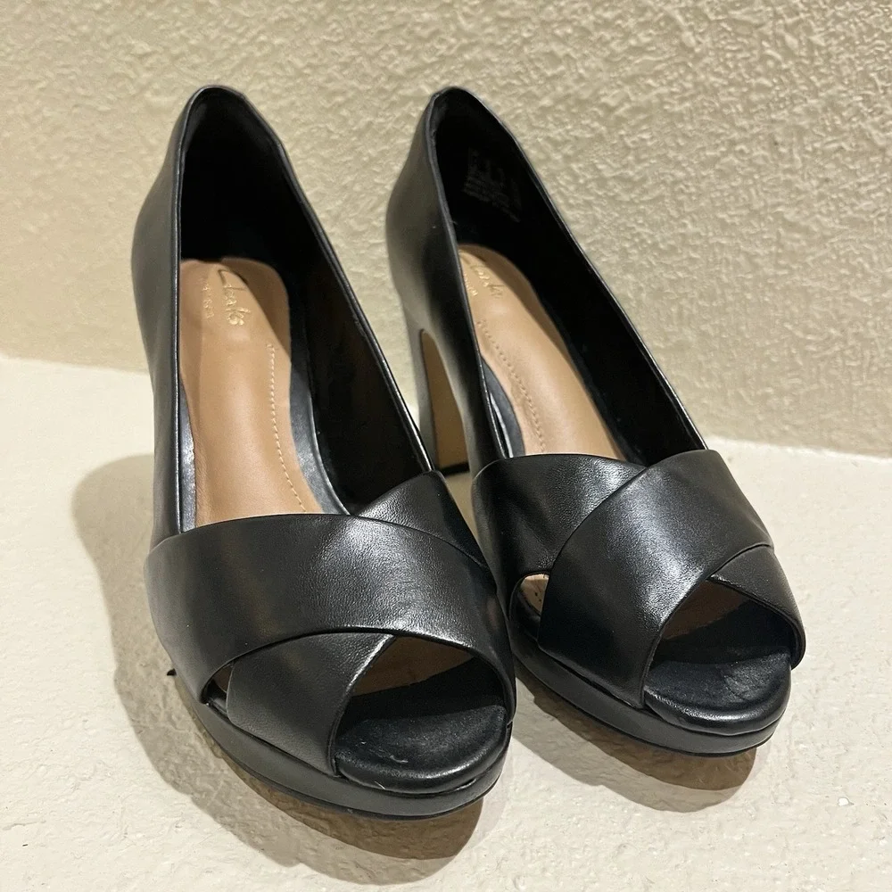 Clarks Artisan Peep-Toe Pumps Black Leather Women 6.5M Career‎ Work Business